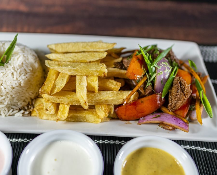 Lomo Saltado peruano con papas fritas y arroz blanco